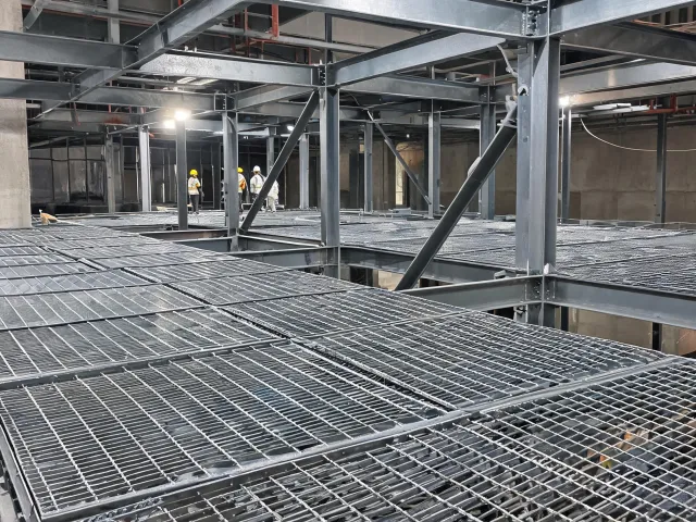 Commercial construction mezzanine grating
